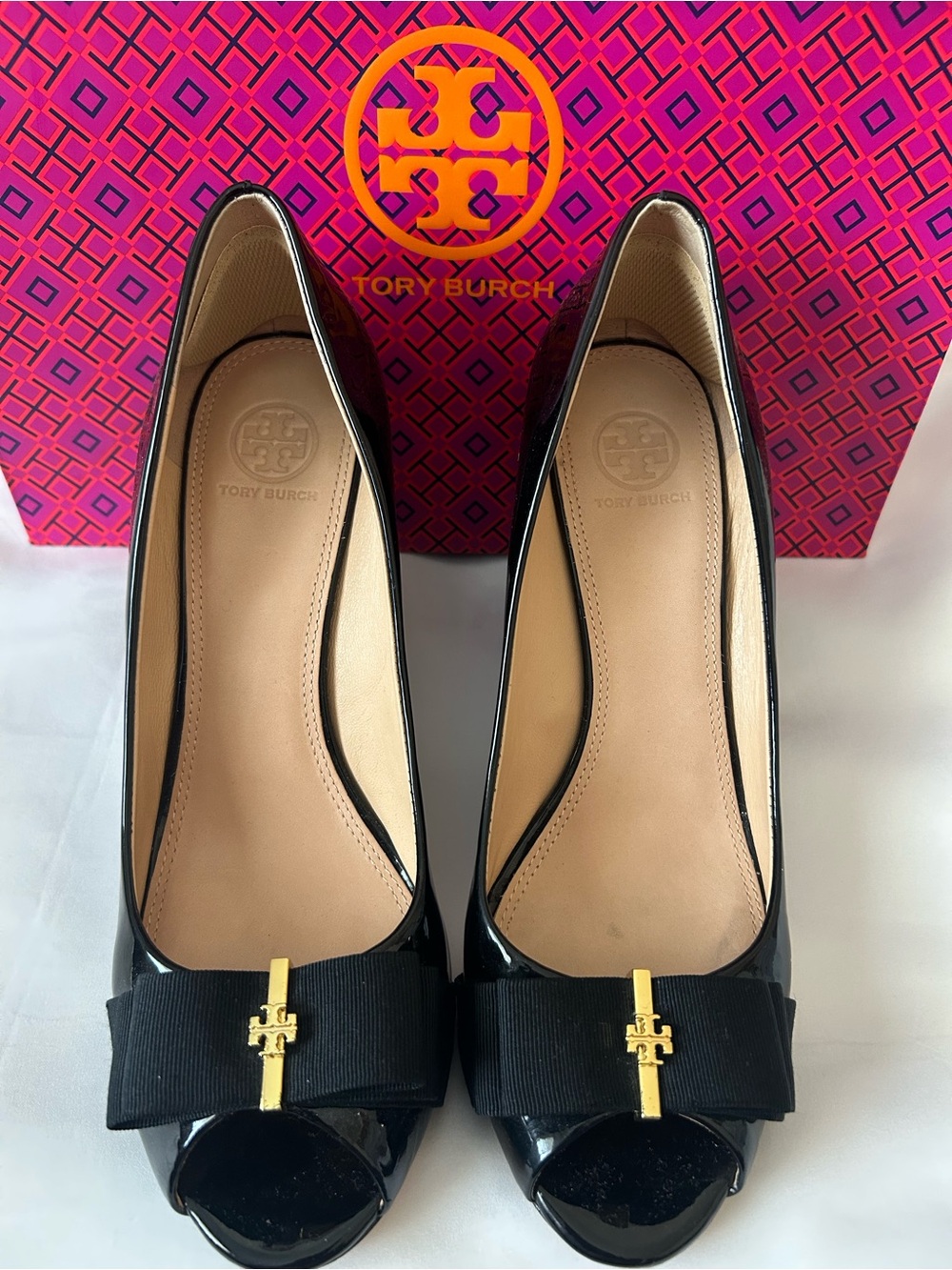 🖤Tory Burch🖤💛TRUDY💛Black Patent Peep-Toe Pumps Grosgrain Bow & Gold Logo Accent